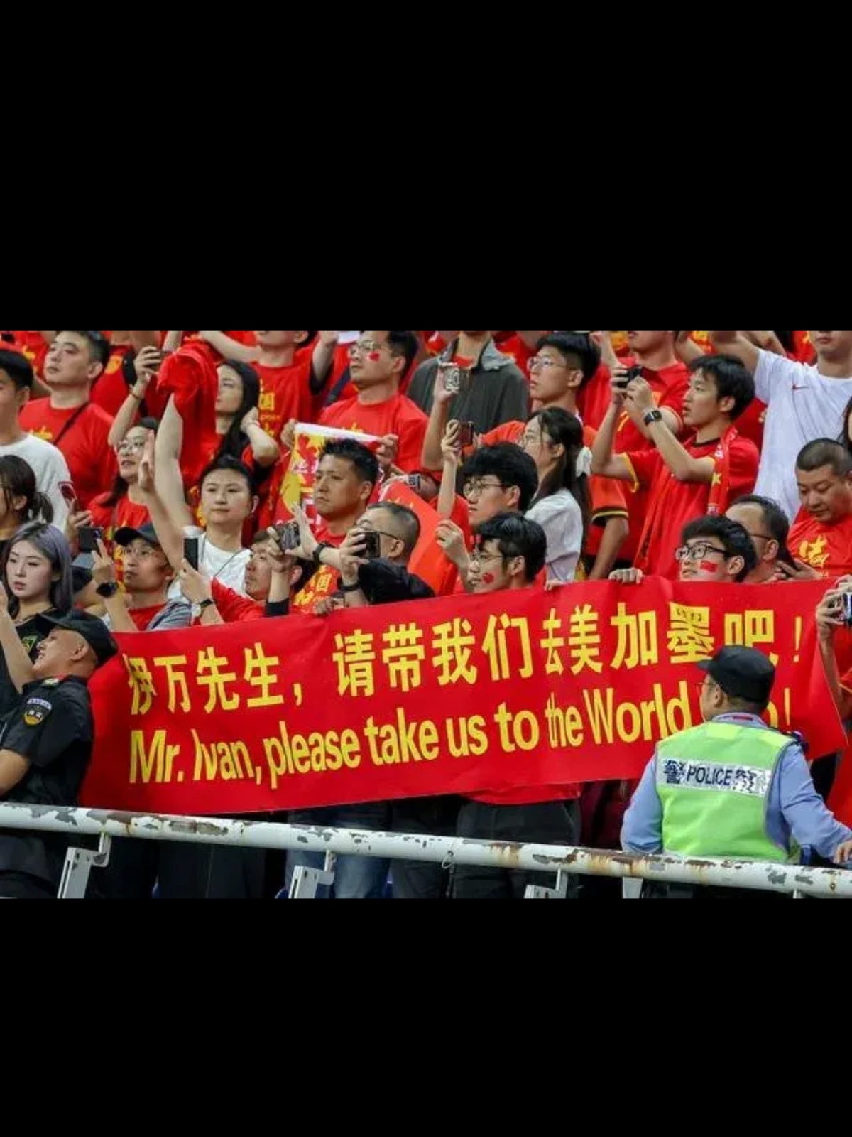 格林纳达中场尝试挑战墨足球