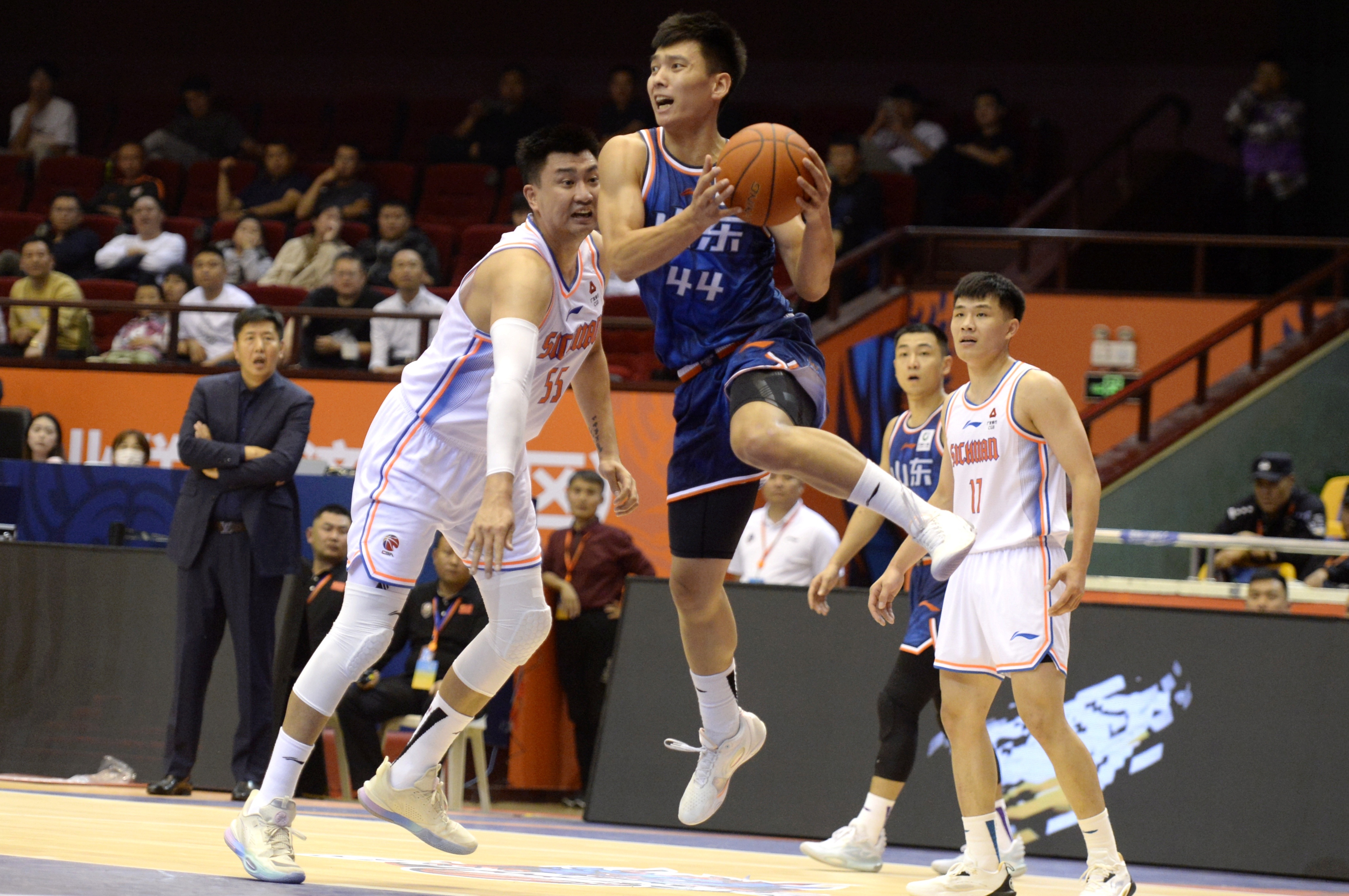 山东男篮阵容优势明显,轻松战胜对手领先 山东男篮阵容优势明显,轻松战胜对手领先