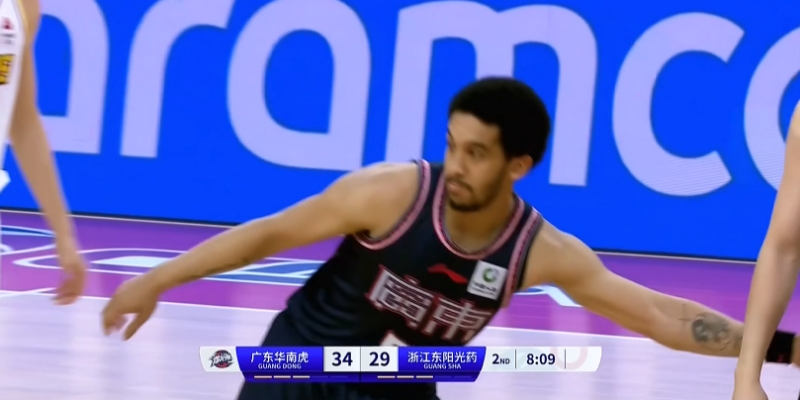 马赛后防线发挥出色,连续三场未丢球 马赛后防线发挥出色,连续三场未丢球