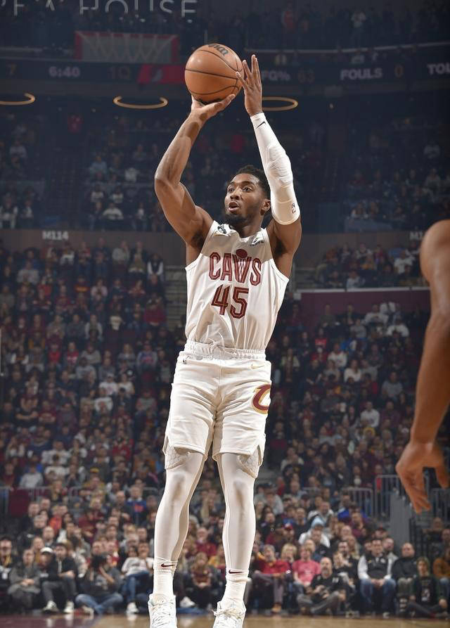 FB体育网页版-爵士轻松战胜骑士，米切尔领军拿下胜利