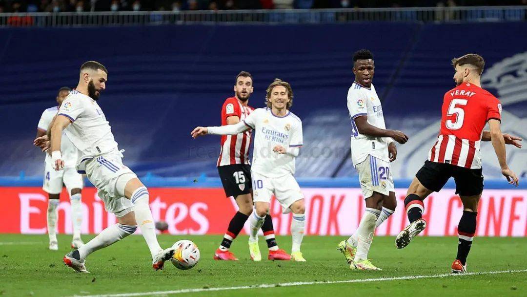 皇家马德里3-0轻松战胜毕尔巴鄂,重返西甲领先位置 皇家马德里3-0轻松战胜毕尔巴鄂,重返西甲领先位置