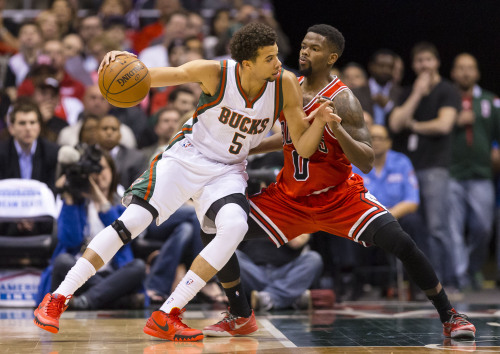 雄鹿险胜老鹰,保持不败纪录 雄鹿险胜老鹰,保持不败纪录